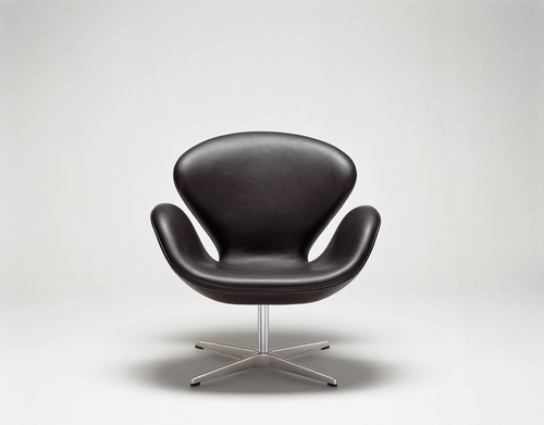 Brauner Schwan Sessel von Fritz Hansen mit Drehfuß aus Metall, modernes Designmöbel.