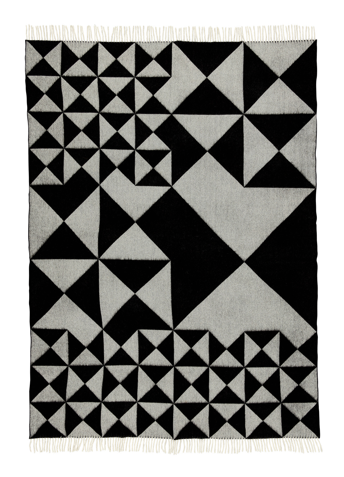 Mirror Throw Überwurf von Verpan mit abstraktem, schwarz-weißem Dreiecksmuster und Fransen. Kuschelige Wohndecke für Sofa oder Bett.