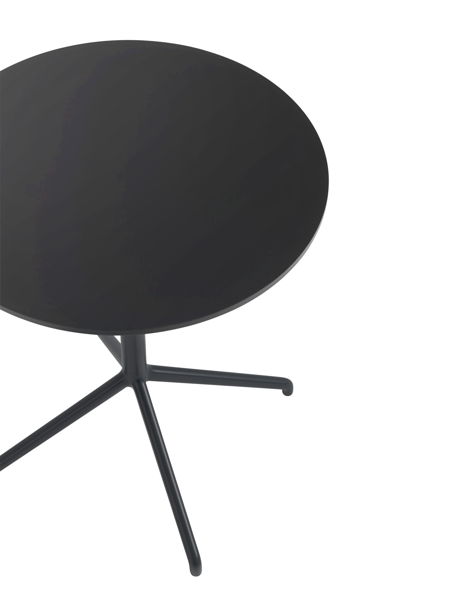 Schwarzer Muuto Still Cafe Table Beistelltisch mit runder Tischplatte und filigranem, dreibeinigem Untergestell.