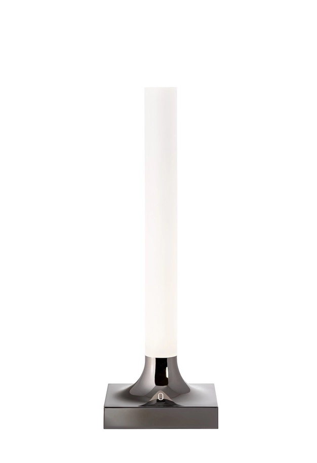 Goodnight Leuchte von Kartell: Moderne Akkulampe mit silberfarbenem Sockel und zylindrischem Leuchtkörper.