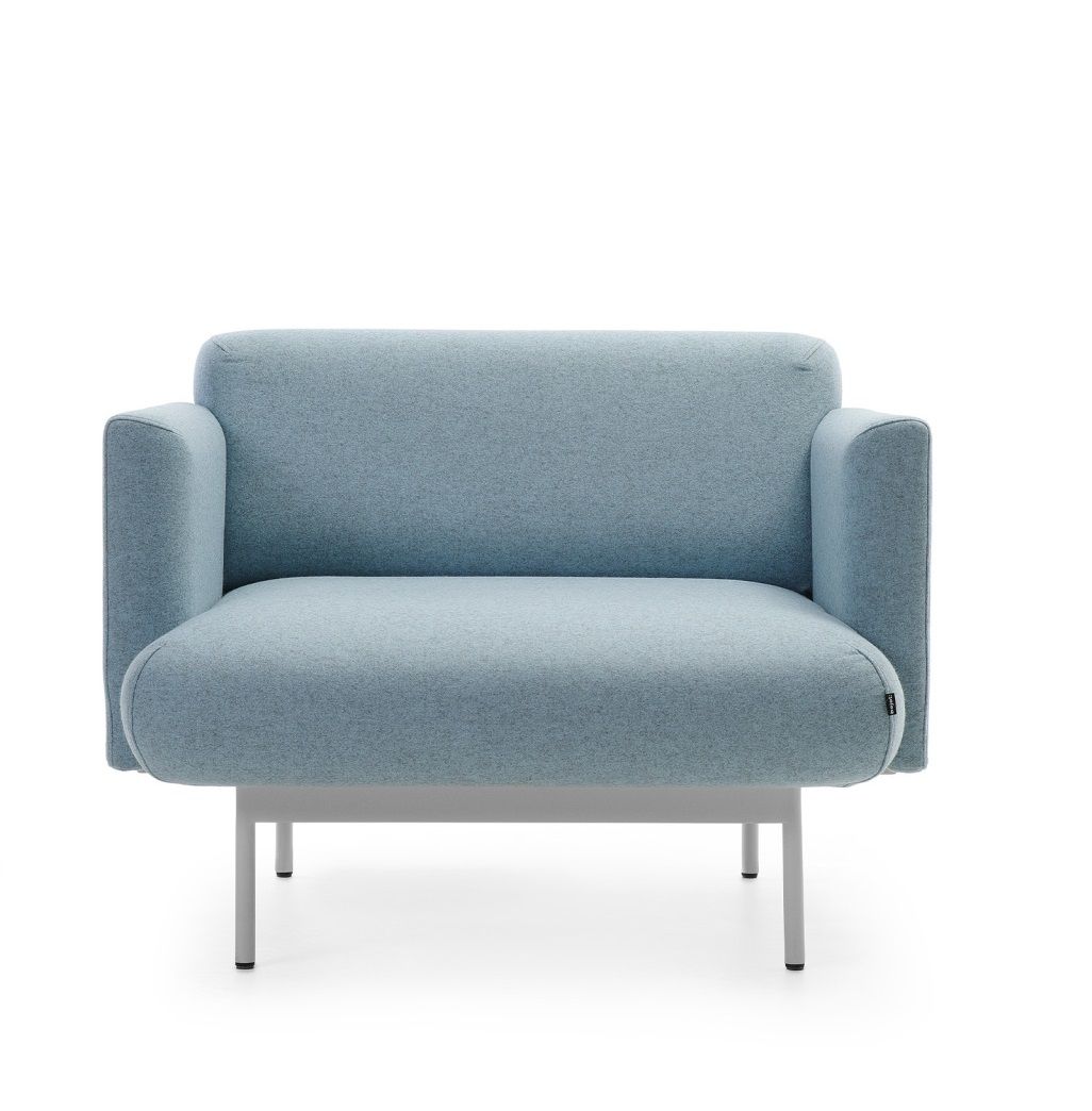 Fora FR 421 Sessel Bejot in hellblau mit minimalistischem Design und grauem Metallgestell, Frontansicht.