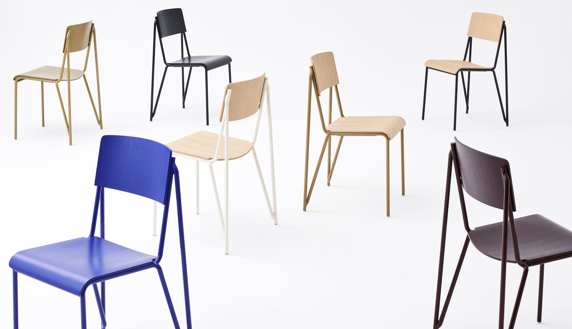 Nahaufnahme des Petit Standard Stuhls in Dunklem Bordeaux von Hay, minimalistisches Design mit Stahlgestell.