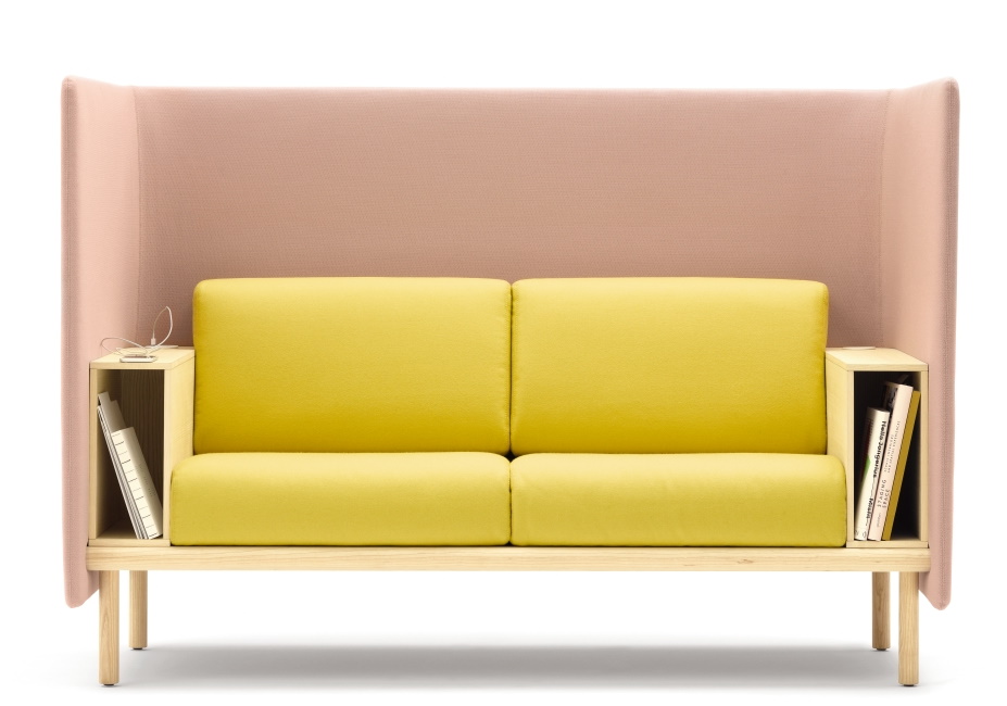 Modernes Cor Sofa Floater 2-Sitzer in Gelb und Rosa mit integrierten Regalen für Bücher.