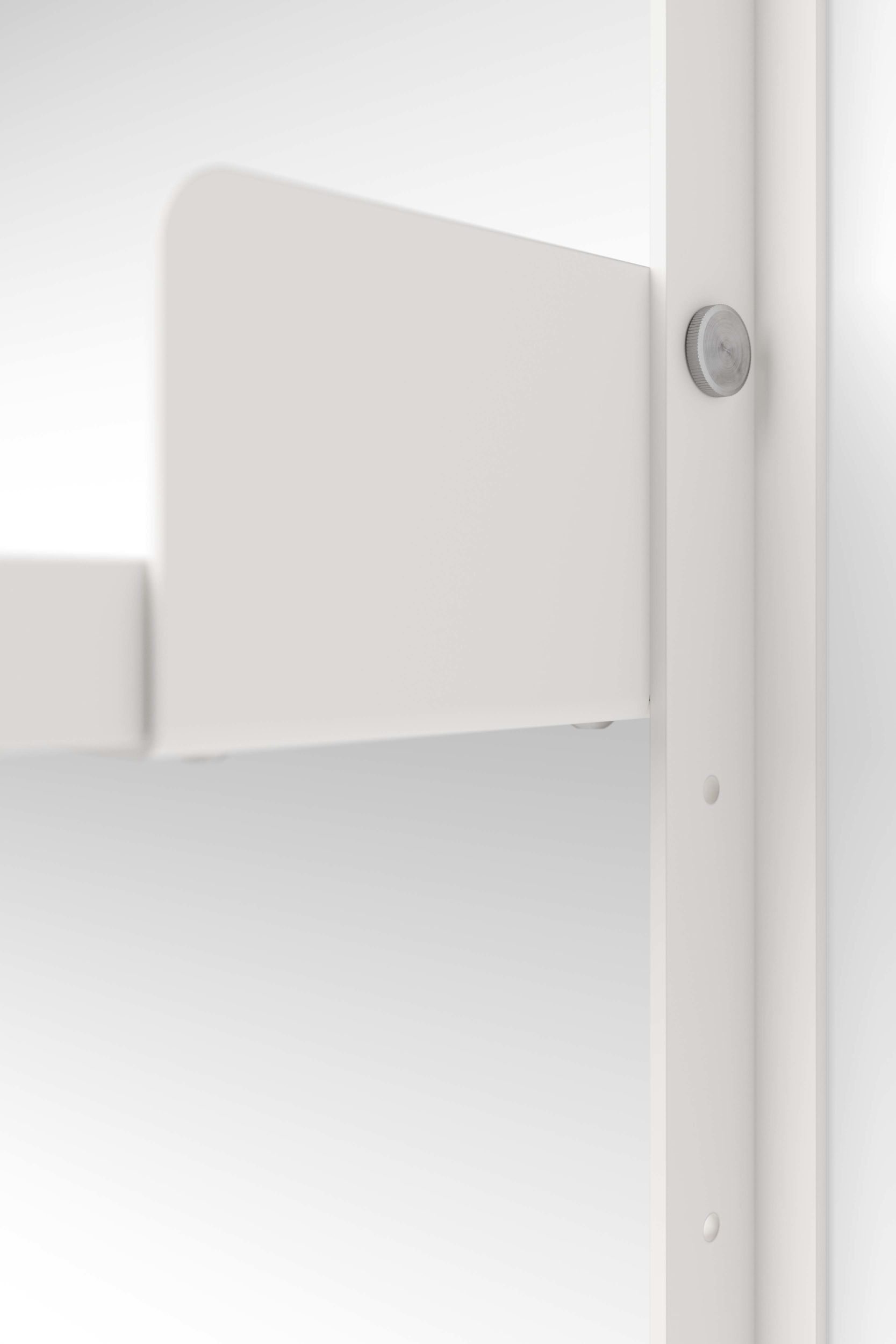 Detailaufnahme des weißen New Works Regalsystems, das eine minimalistische und moderne Wandgestaltung ermöglicht.