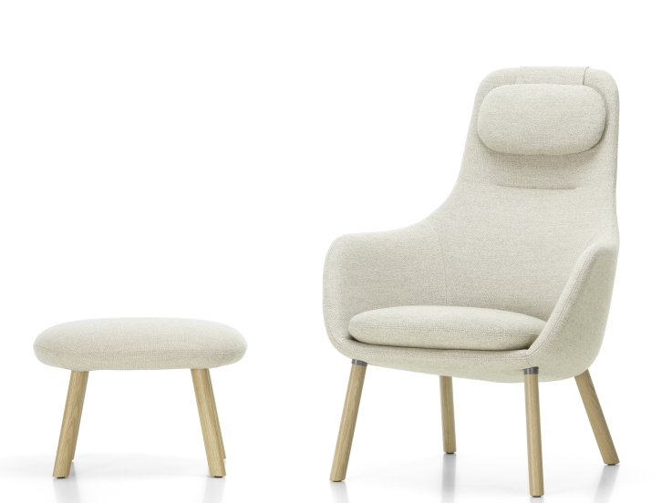 Vitra Hal Lounge Chair Sessel mit Ottoman in hellem Stoffbezug und Holzfüßen.