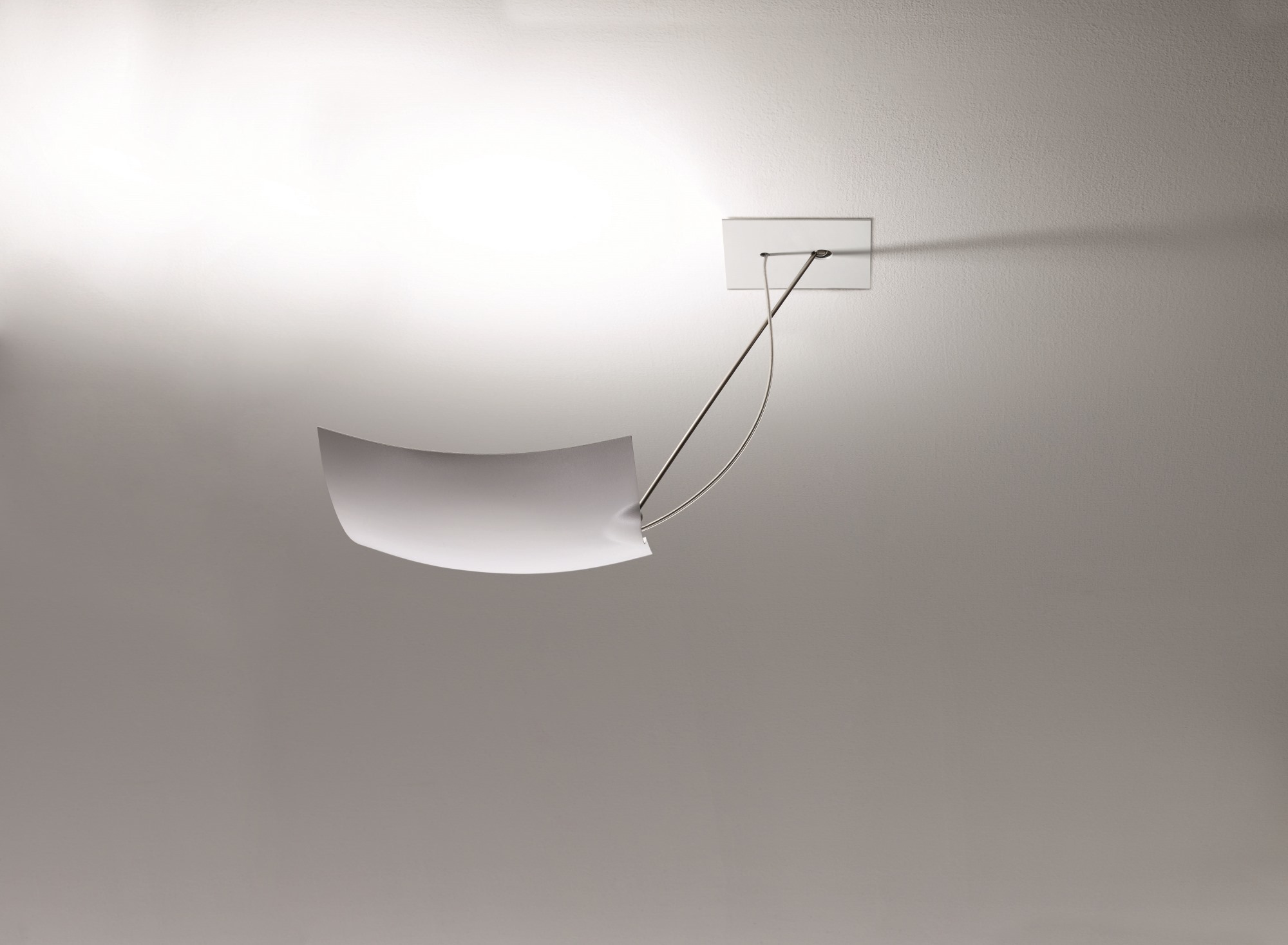 Weiße 18x18 LED Wandleuchte von Ingo Maurer, modernes Design mit schwebendem Lampenschirm.