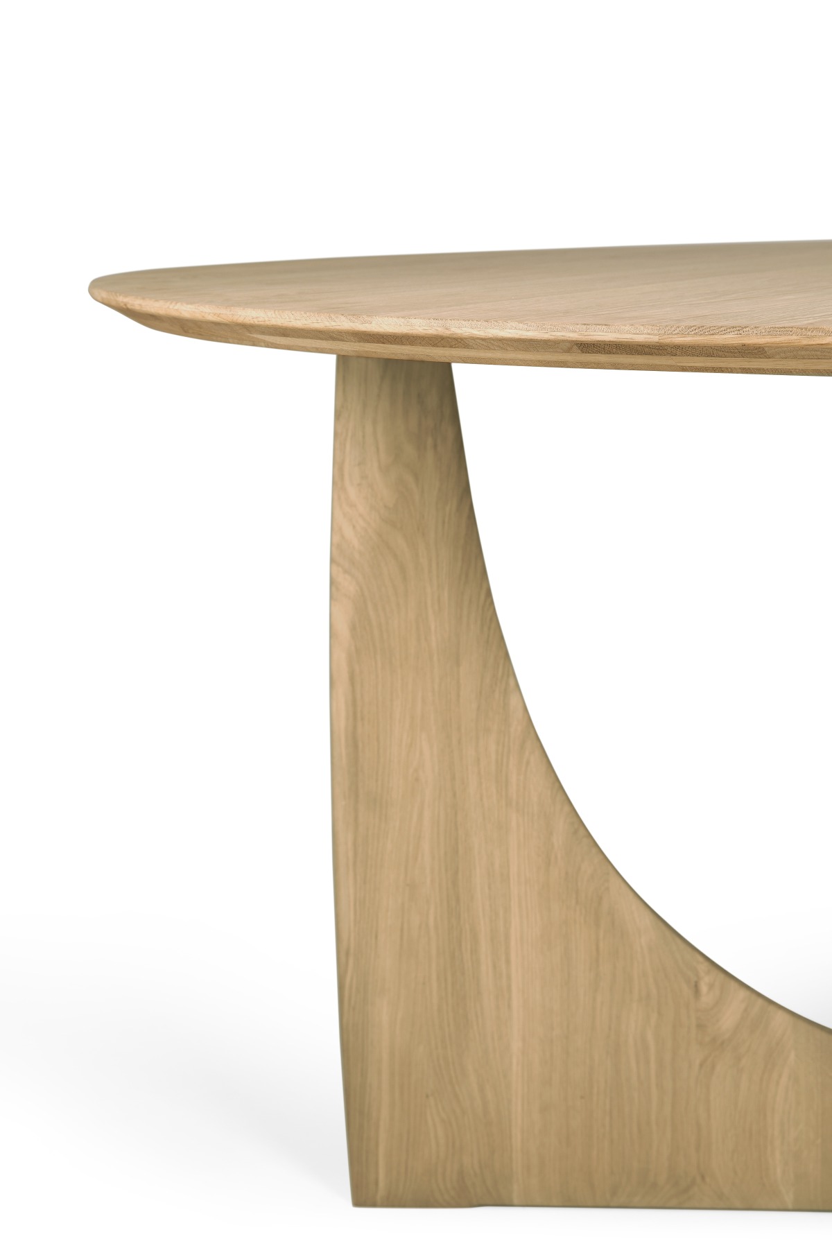 Detailaufnahme des Ethnicraft Geometric Dining Table: Runder Esstisch aus hellem Massivholz mit einzigartigem, skulpturalem Untergestell.