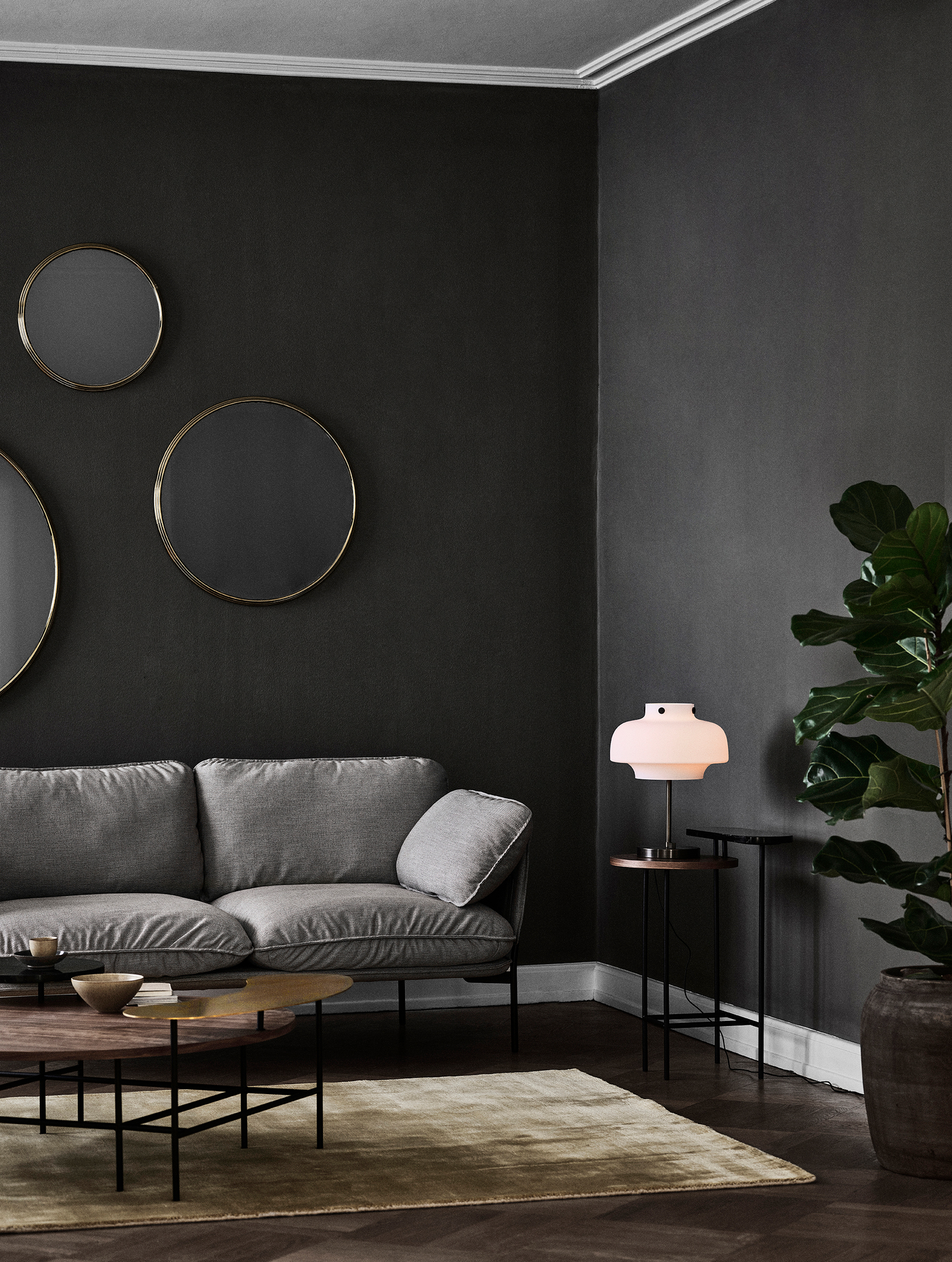 Graues Cloud Sofa von AndTradition im modernen Wohnzimmer mit Couchtisch, Lampe und Zimmerpflanze.