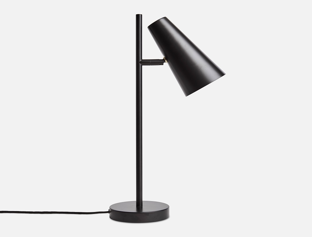 Schwarze Cono Tischleuchte von Woud mit kegelförmigem Lampenschirm und minimalistischem Design für den Nachttisch.