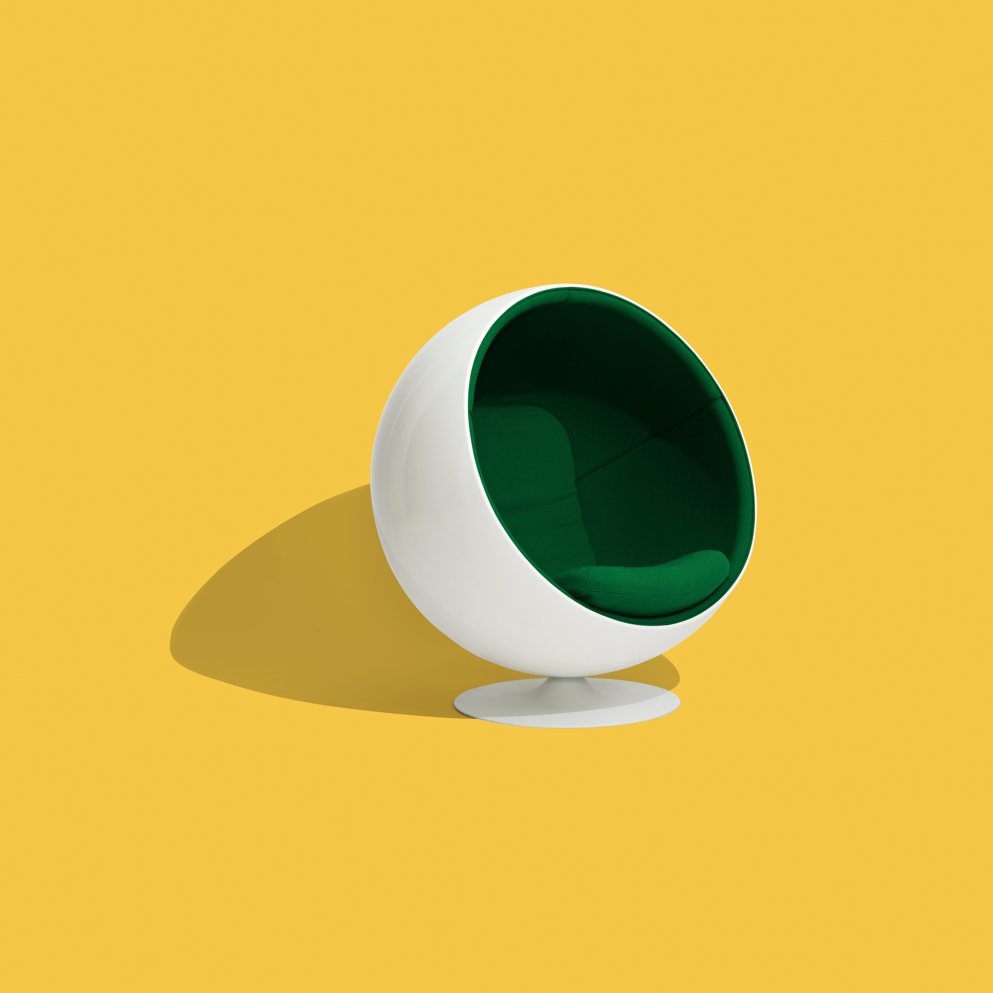 Weißer Ball Chair Sessel mit grüner Innenausstattung, ein Designklassiker von Eero Aarnio.