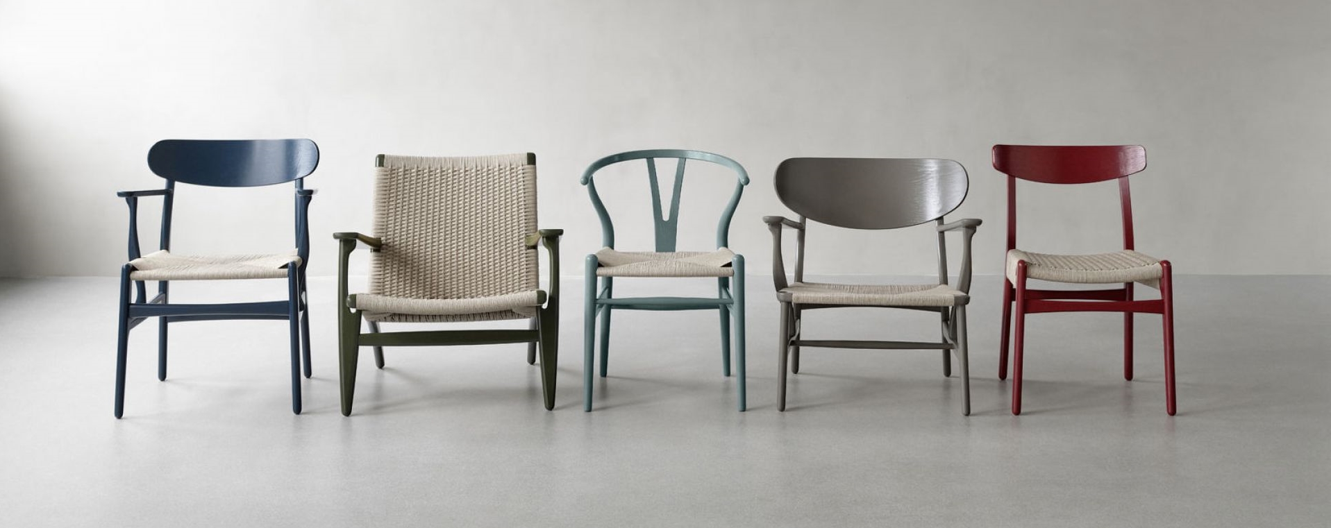 Fünf farbige Holzstühle mit geflochtenen Sitzflächen, modernes Design für Esszimmer oder Wohnzimmer.