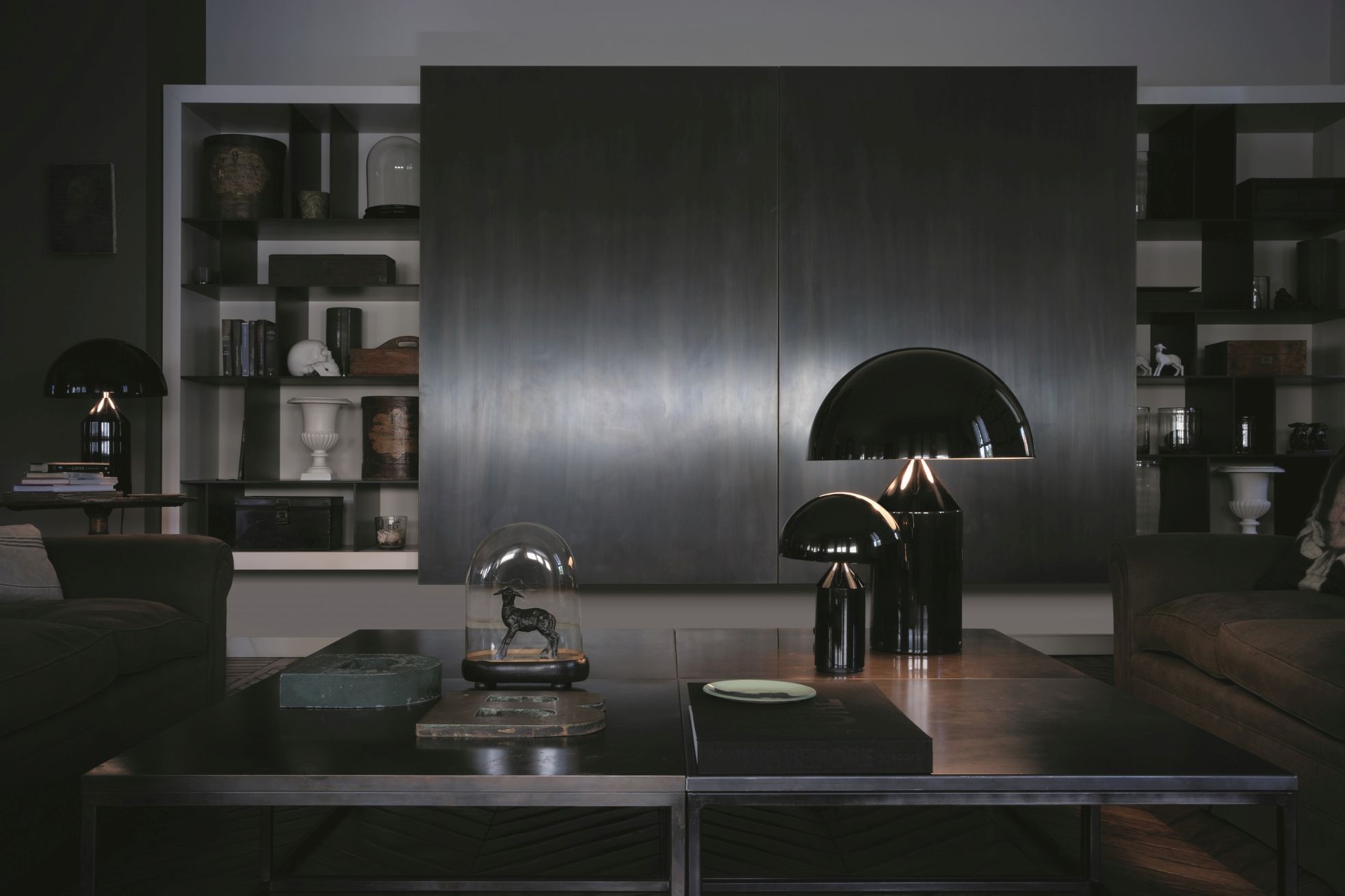 Schwarze Atollo Tischleuchte von Oluce im modernen Wohnzimmer, ikonisches Designobjekt und stilvolle Beleuchtung.