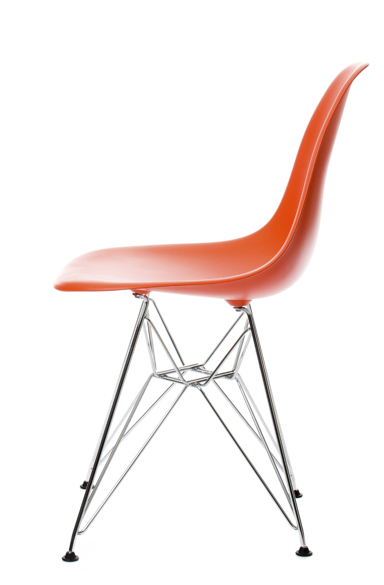 Eames Side Chair DSR in Mohnrot mit Chromgestell, Ansicht von der Seite. Designklassiker.