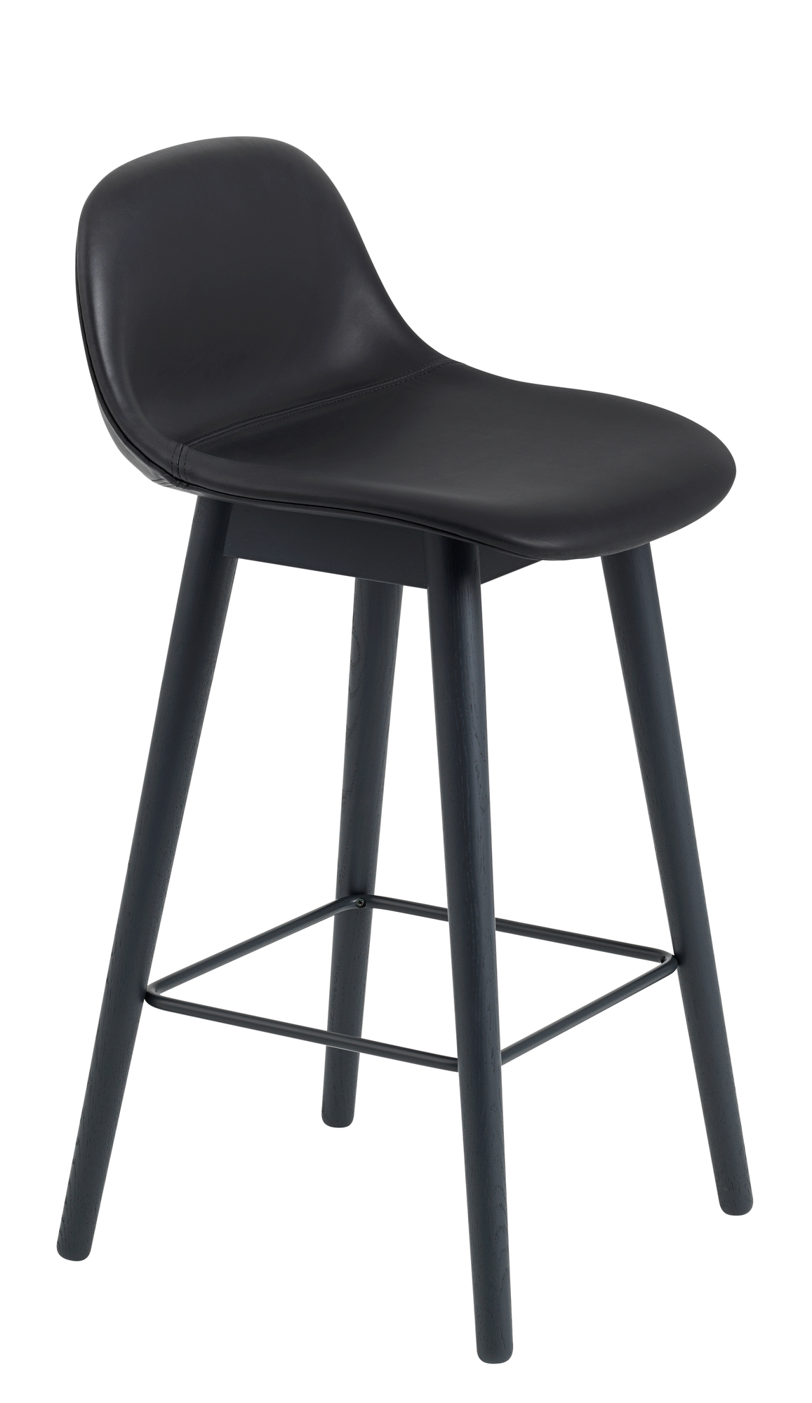 Schwarzer Fiber Counter Stool Barhocker von Muuto mit Rückenlehne und Holzbeinen, ideal für Küche und Bar.