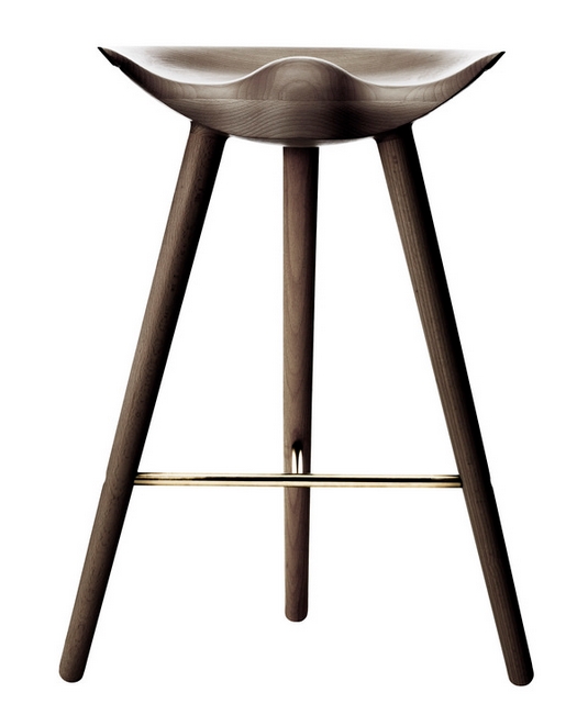 ML42 Thekenhocker Audo aus Holz mit drei Beinen und goldener Fußstütze, Frontansicht.