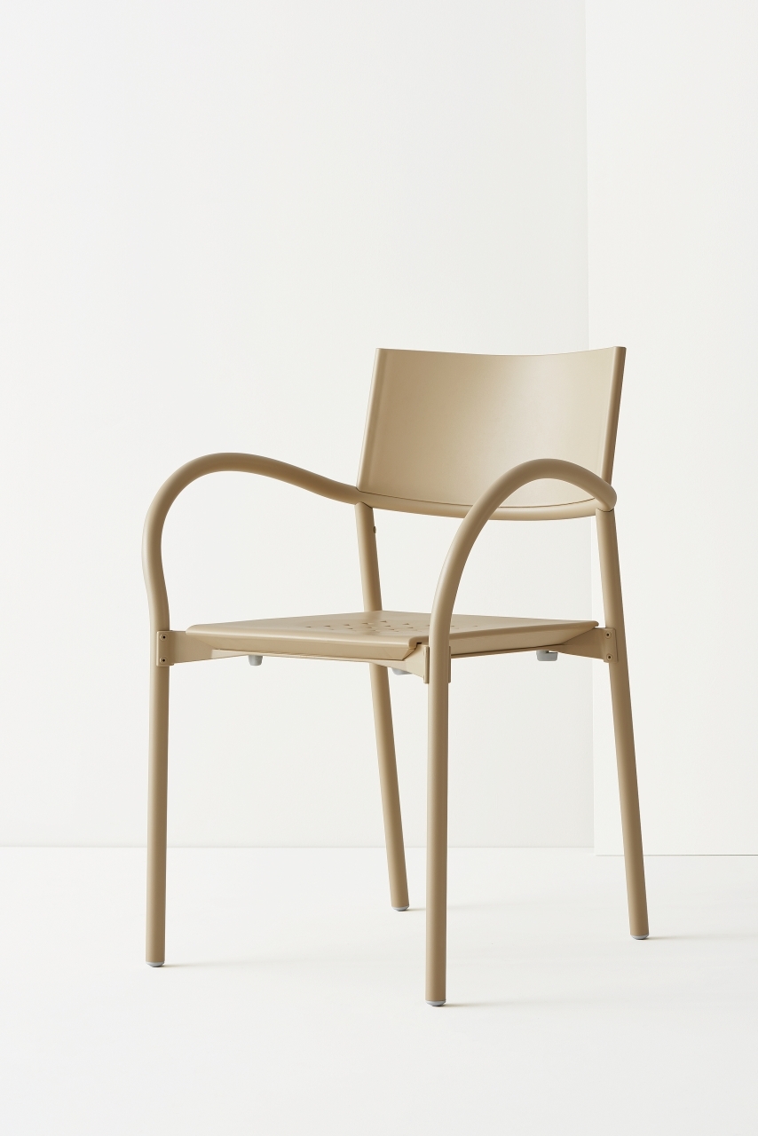 Breeze Stuhl von Segis, grün, aus poliertem Aluminium, mit Armlehnen und minimalistischem Design.