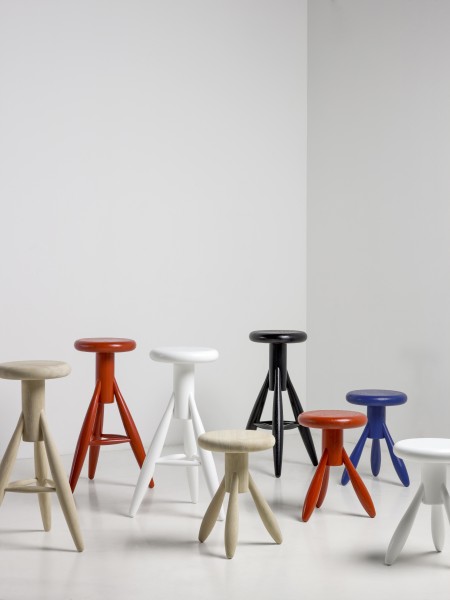 Mehrere farbige Artek Rocket Barhocker EA001 aus Holz, moderne skandinavische Sitzmöbel für Küche und Bar.