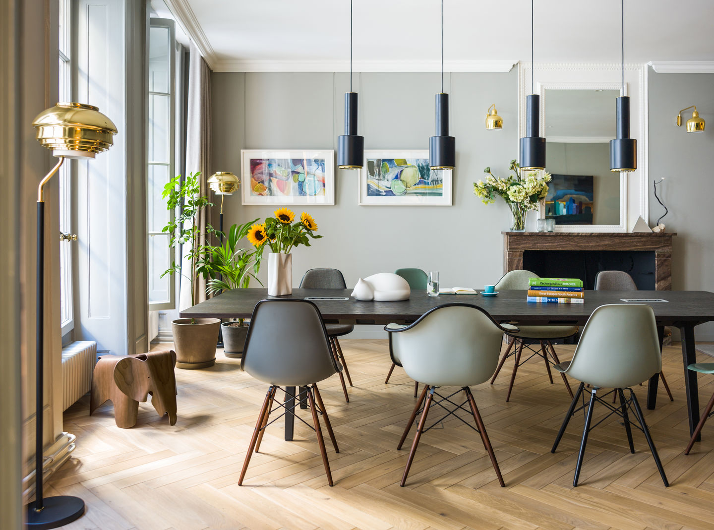 Esszimmer mit Esstisch und mehreren Vitra Eames Fiberglass Chairs DSW mit Sitzpolster.