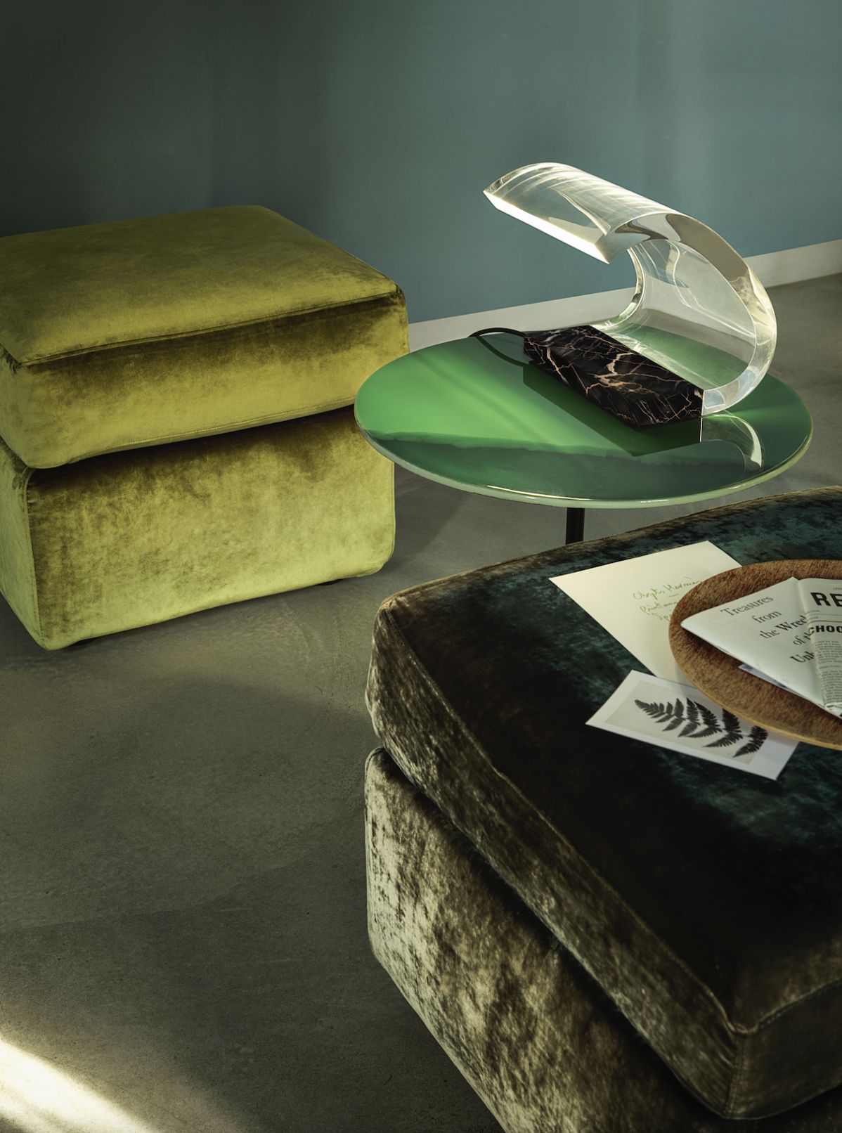 Acrilica Tischleuchte mit Marmorsockel von Oluce auf grünem Tisch, modernes Design.