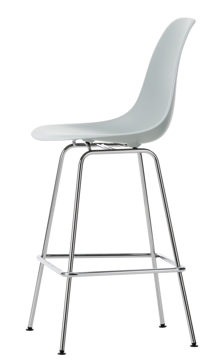 Vitra Eames Plastic Bar Stool in Hellgrau mit verchromtem Gestell, moderner Barhocker für Küche oder Bar.