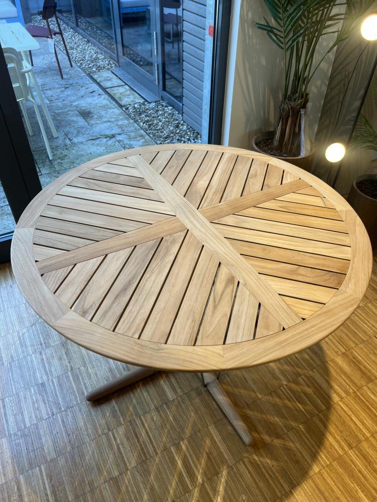 Embrace Tischkombination Outdoor von Carl Hansen & Søn: Runder Gartentisch aus Teakholz mit filigranem Untergestell.