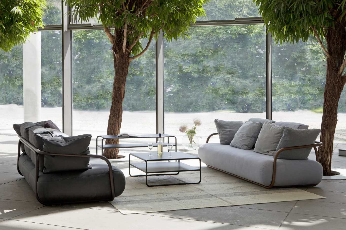 B 20 a Couchtisch von Thonet: Schwarzer, quadratischer Tisch mit Glas und Stahlrohr in modernem Wohnzimmer.