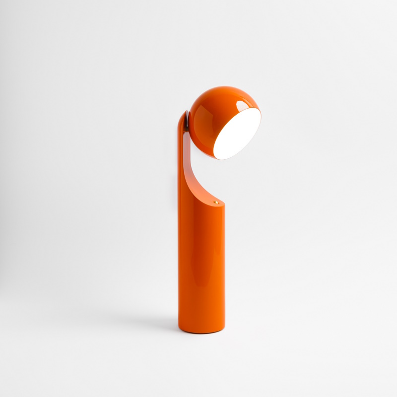 Orangefarbene Mono Portable Akkuleuchte von house of home, moderne Tischleuchte.