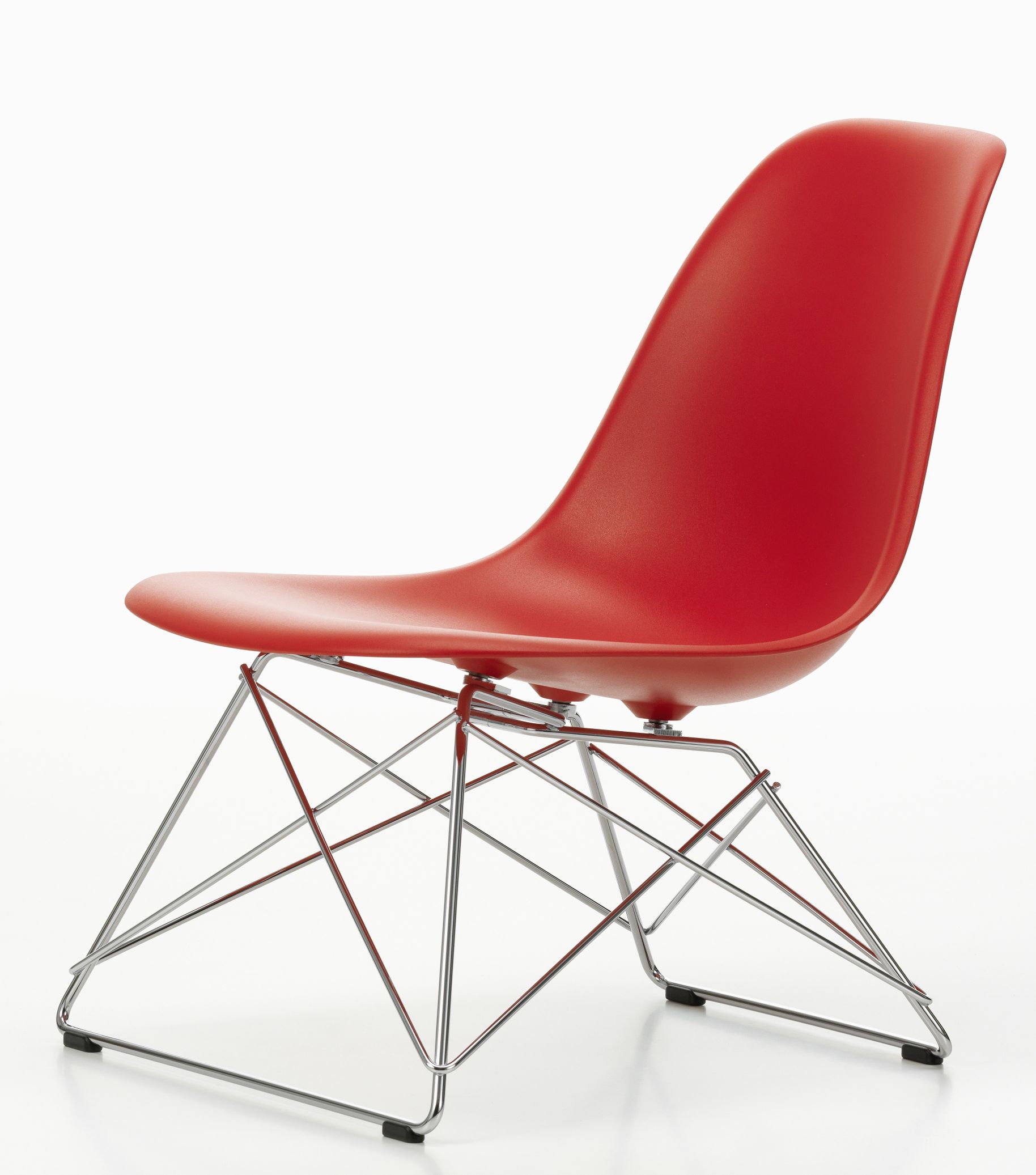 Roter Eames Plastic Side Chair LSR Stuhl von Vitra mit verchromtem Drahtgestell auf weißem Hintergrund.
