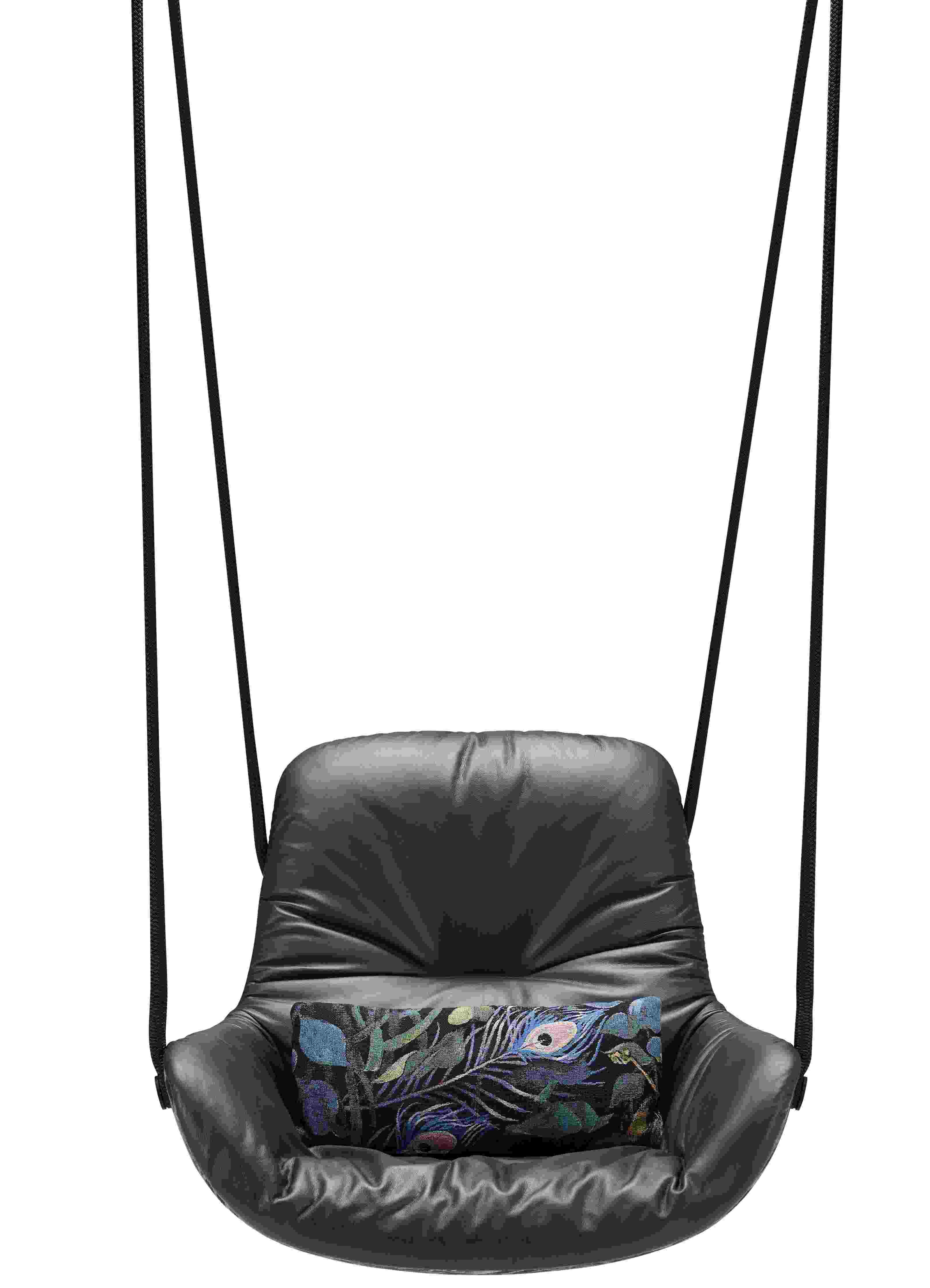 Schwarzer Leya Swing Seat Sessel der Freifrau Manufaktur mit gemustertem Kissen und schwarzen Seilen.