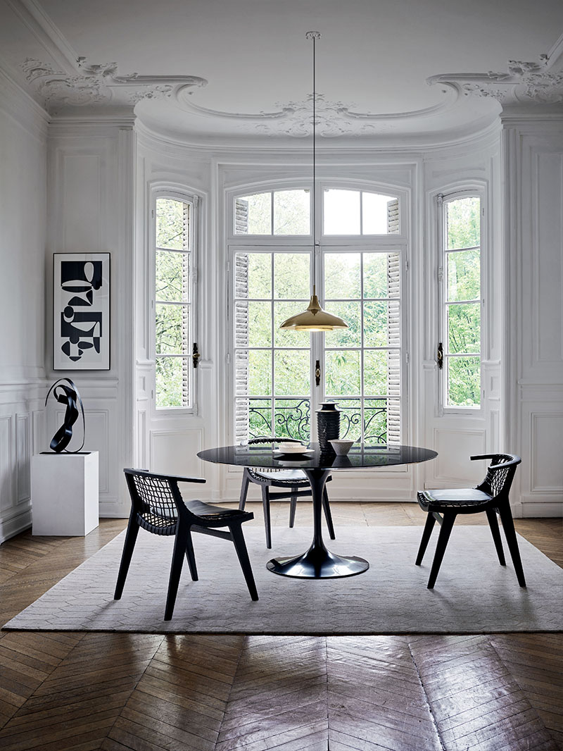 Klismos Stuhl von Knoll International, Natur/Natur, mit Filzgleitern in einem eleganten Esszimmer. Designklassiker.