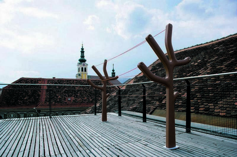 Zwei Alberto Wäscheständer im Baumdesign auf einer Dachterrasse, Wäscheleine gespannt, für Innen- und Außenbereich.