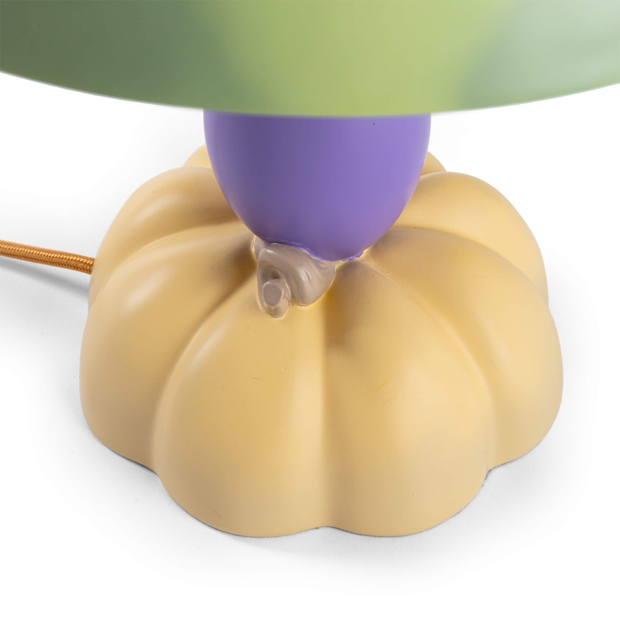 Detailaufnahme der Seletti Vitamin Table Lamp Wassermelone, einer modernen Tischleuchte in Gelb, Lila und Grün.
