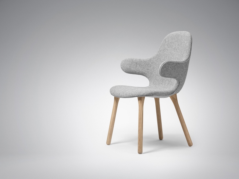 AndTradition Catch Chair JH1 Stuhl, grauer Stoffbezug und helle Holzbeine, modernes Design für Esszimmer und Wohnbereich.