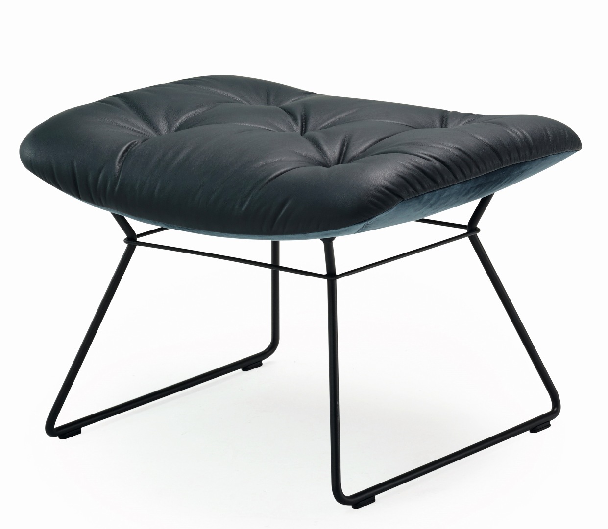 Leya Ottoman von Freifrau Manufaktur: Gepolsterter Hocker in Anthrazit mit schwarzem Drahtgestell. Modernes Design.