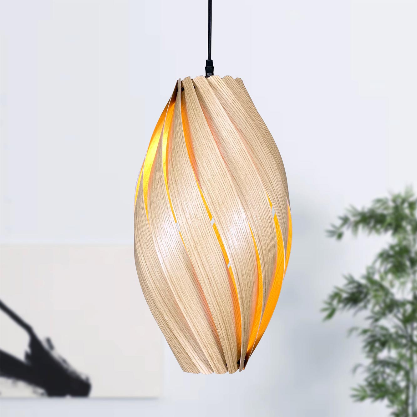 Ardére Hängeleuchte aus Eiche: Längliche, moderne Pendelleuchte für Wohnzimmer und Esszimmer.