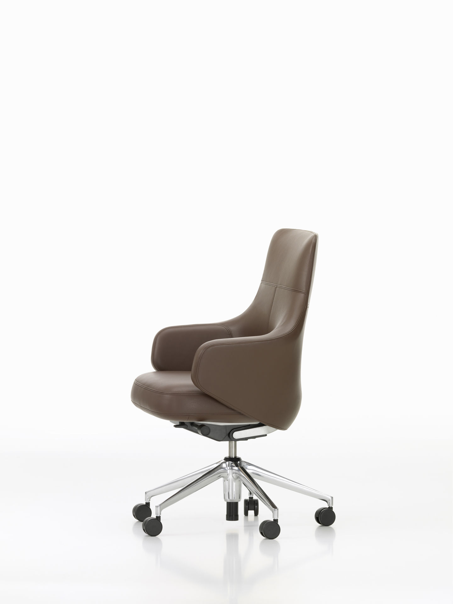 Grand Conference Lowback Stuhl von Vitra in braunem Leder mit Chromfußkreuz, seitliche Ansicht.