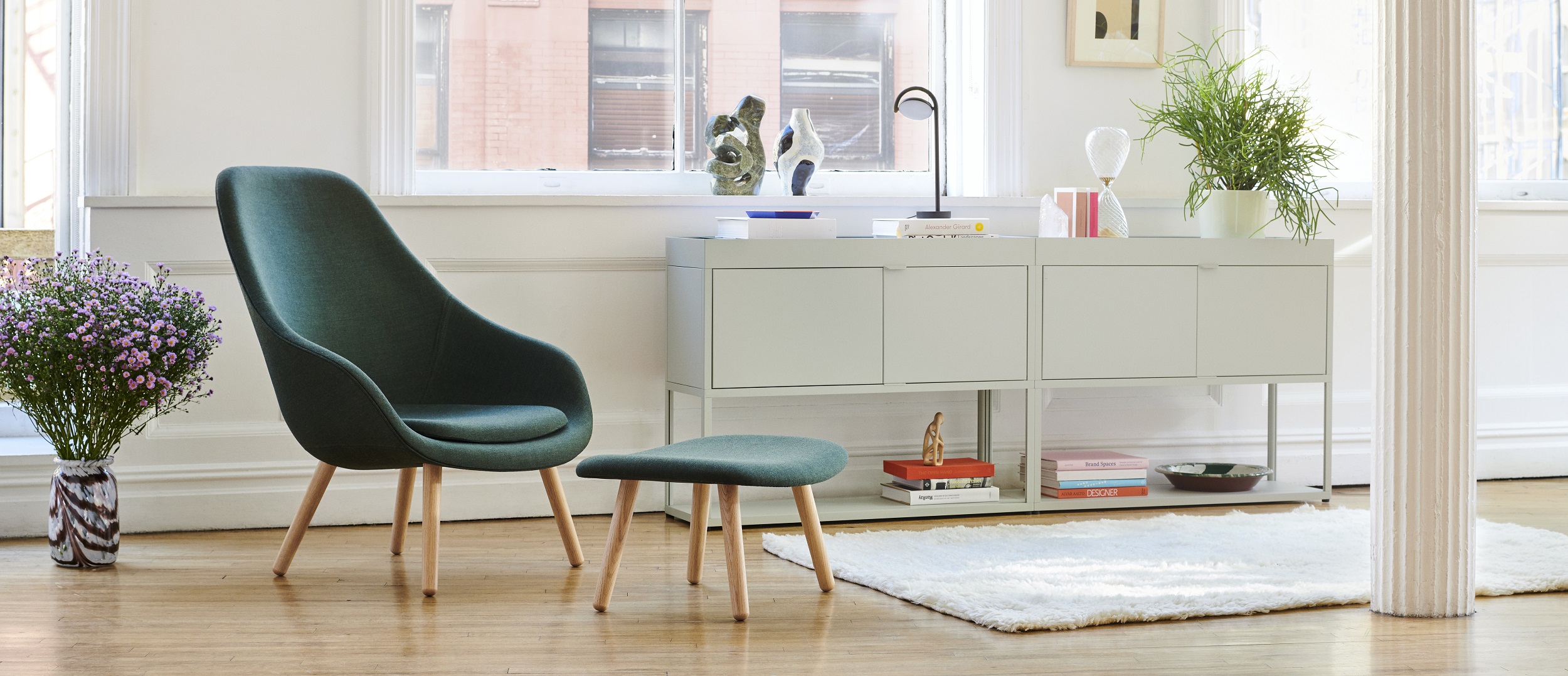 New Order Sideboard von Hay in hellgrau mit Stuhl und Hocker im Wohnzimmer.