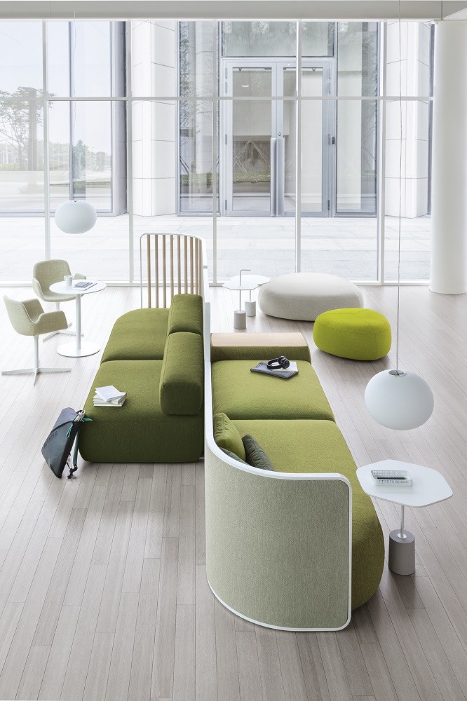Moderner grüner PLUS D215 Pouf und Einsitzer La Palma im Büro, flexible Sitzmöbel.