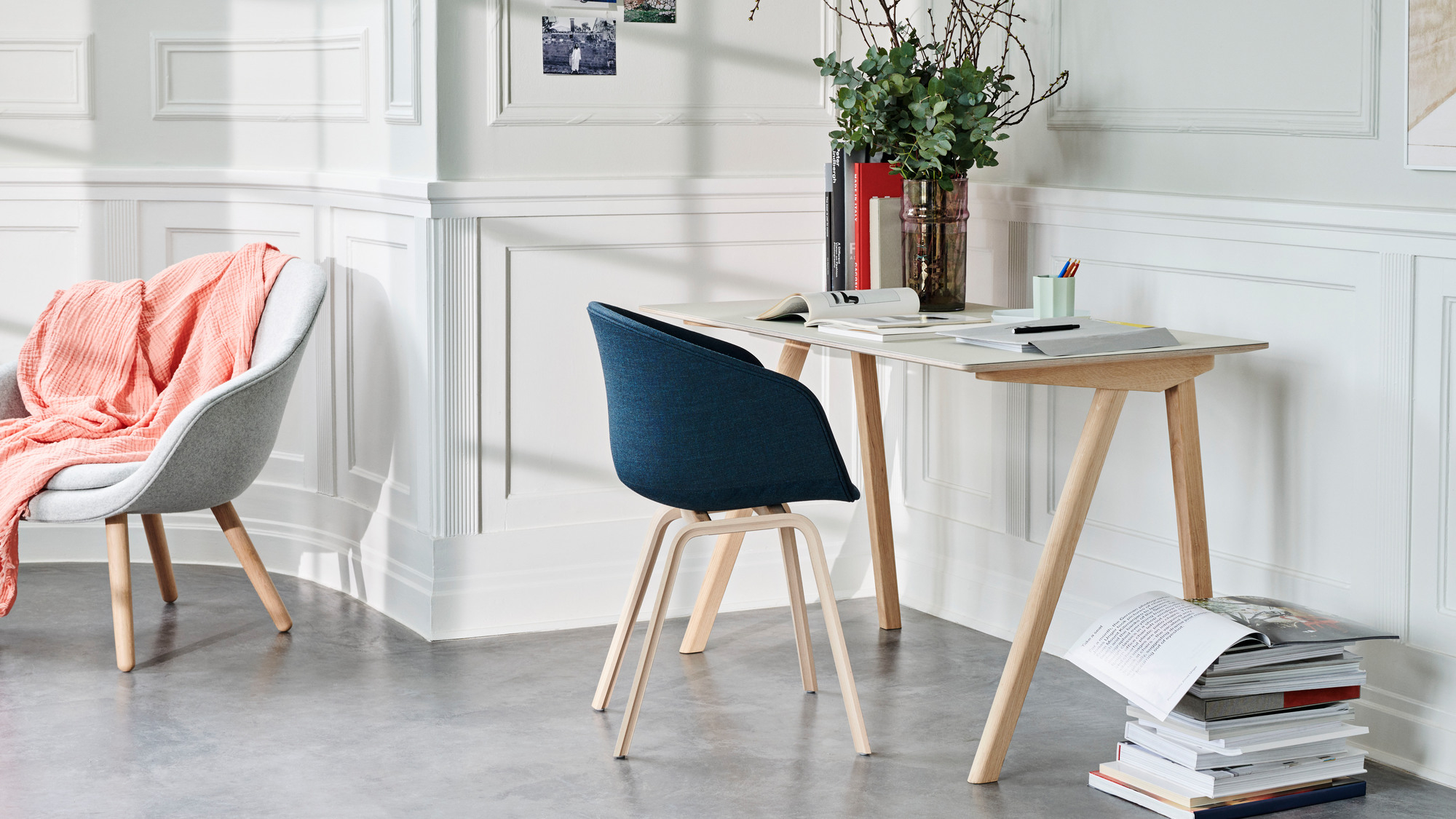 Heller Raum mit Copenhague Table CPH 90 Desk Schreibtisch von Hay, Stuhl und Dekoration für ein modernes Arbeitszimmer.