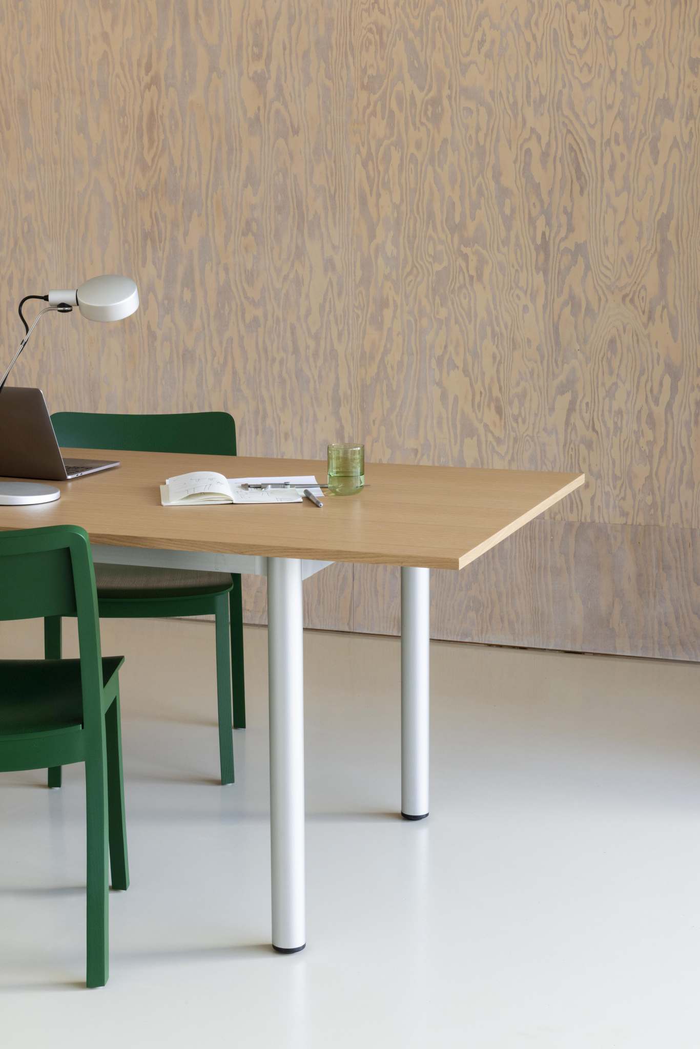 Annex Table Esstisch von Hay mit hellbrauner Tischplatte und silbernen Beinen, zwei grüne Stühle.