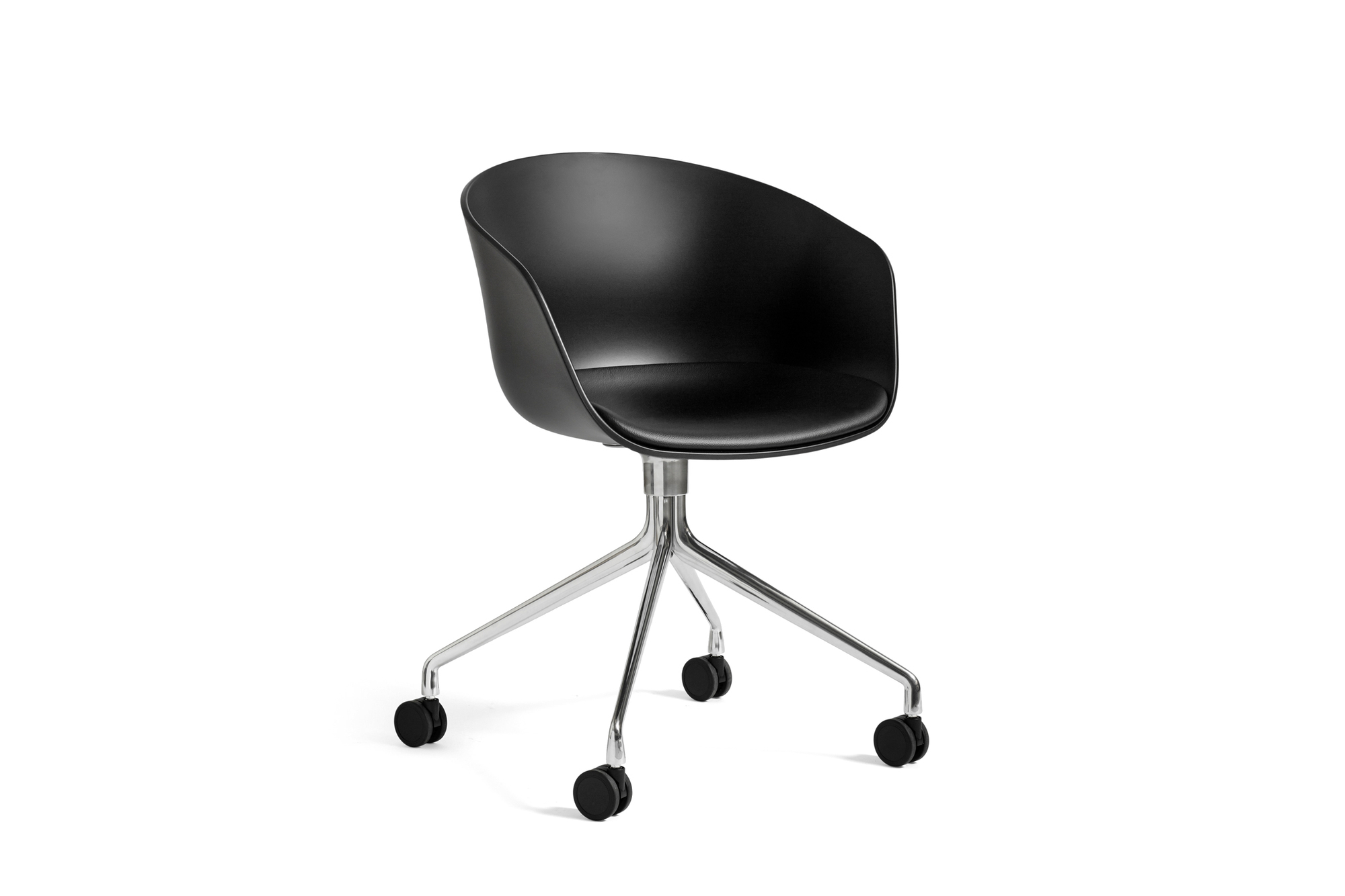 Schwarzer About A Chair AAC24 Stuhl von Hay mit Rollen und verchromtem Gestell.