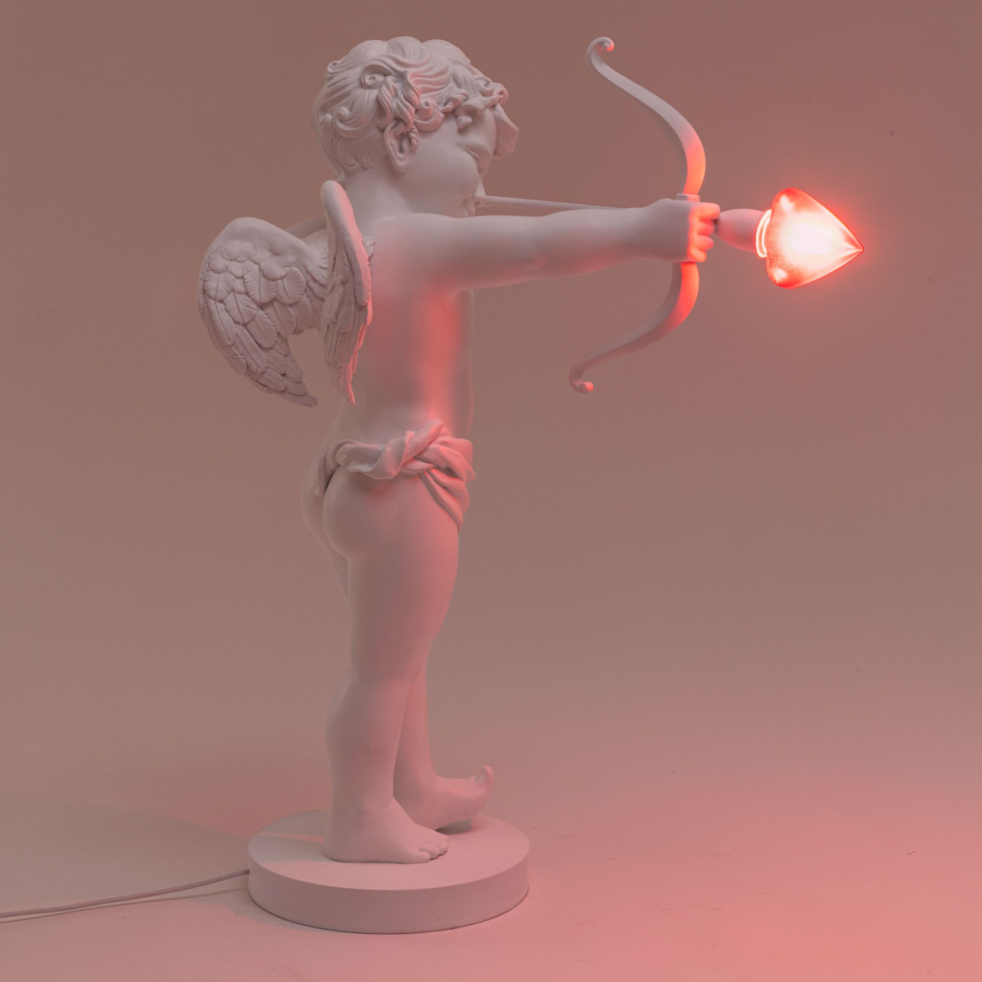 Cupid Lamp Tischleuchte von Seletti: Weißer Amor mit Pfeil und Bogen als Nachttischlampe.