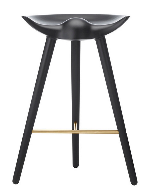 ML42 Thekenhocker von Audo in Schwarz mit drei Beinen und goldener Fußstütze.