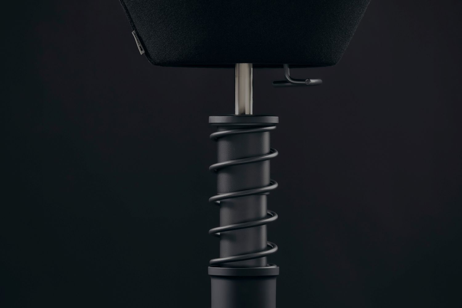 Detailaufnahme des schwarzen Swopper Hocker-Gestells mit Federung für ergonomisches Sitzen.