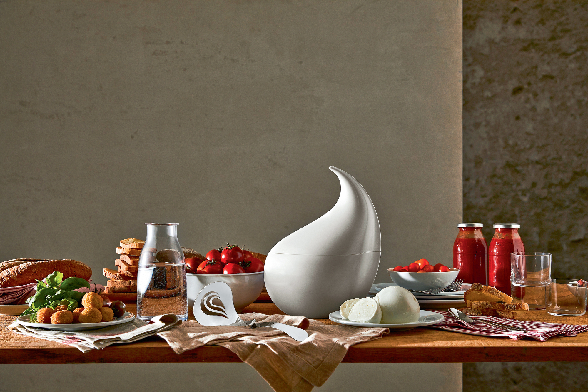Produktfoto: Weißer Brotkasten im Mattina Design von Alessi auf einem gedeckten Tisch.