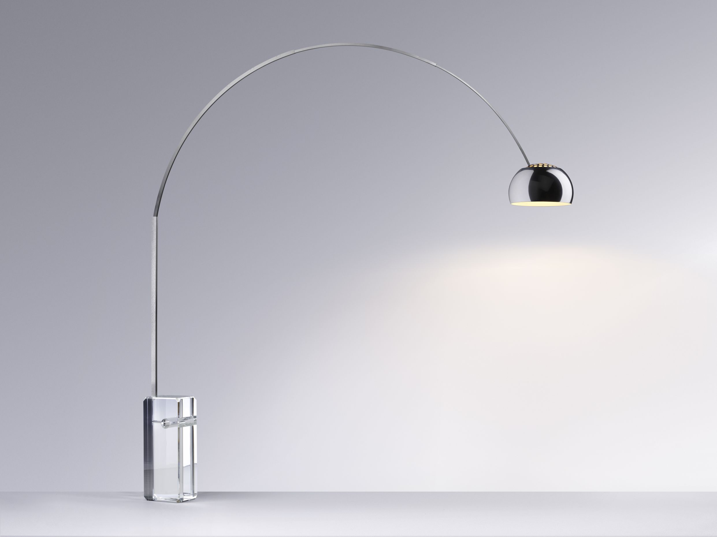 Arco Stehleuchte mit Chromschirm und Acrylfuß, modernes Design für Wohnzimmer und Büro.