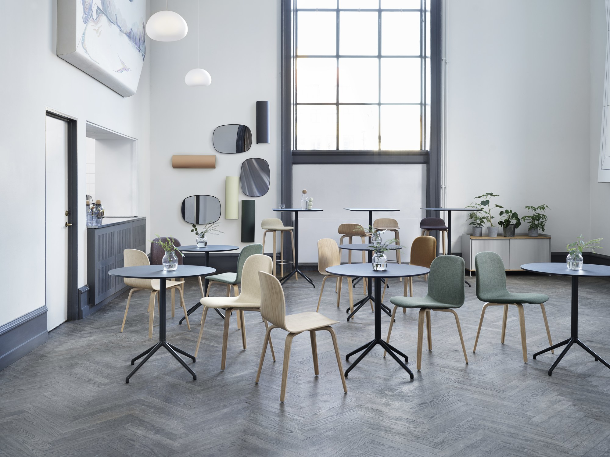 Helle, moderne Inneneinrichtung mit Fluid Pendelleuchten von Muuto, die sanftes Licht spenden.
