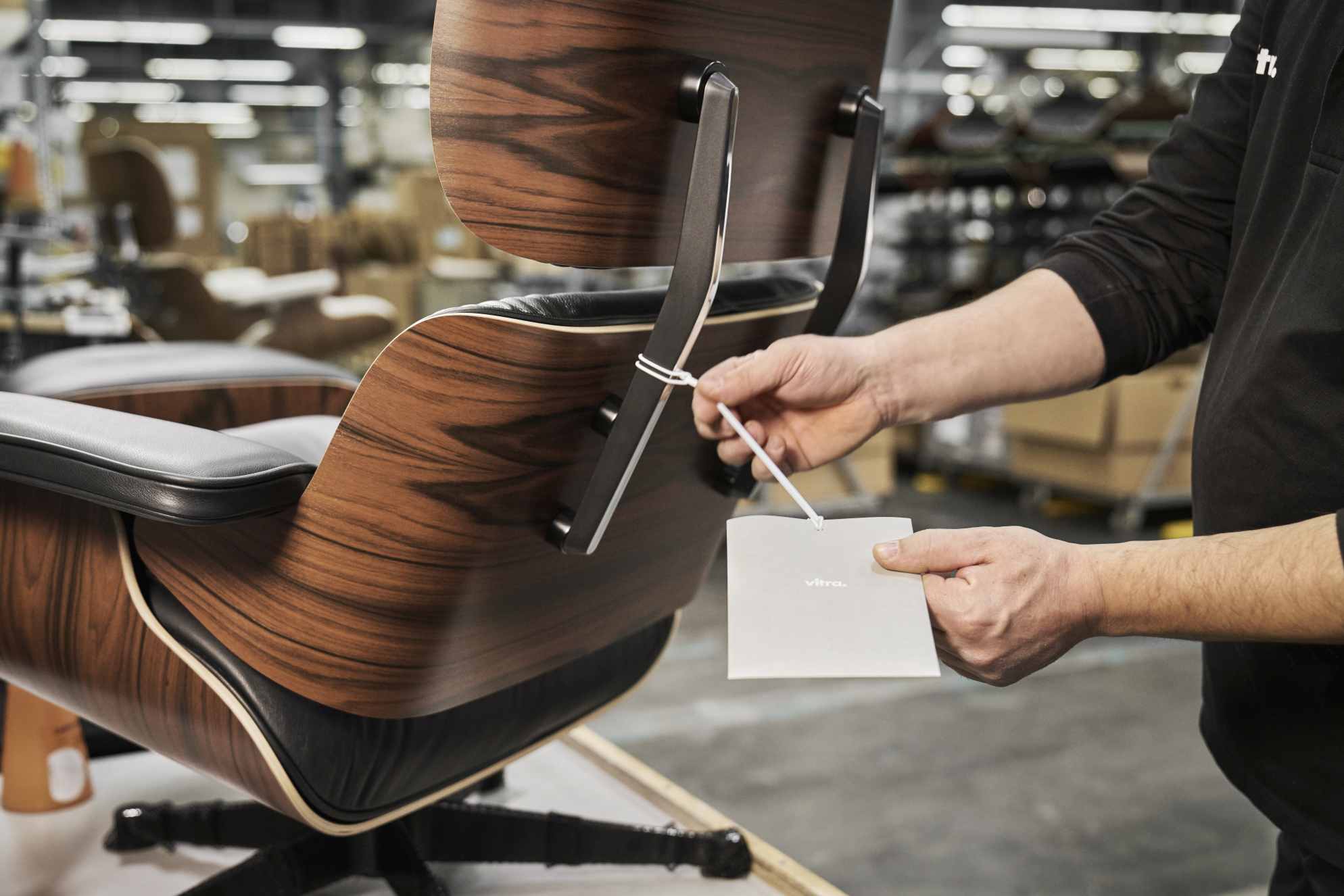 Detailaufnahme eines Eames Lounge Chair Sessels von Vitra mit Fokus auf Holzstruktur und Verarbeitung.