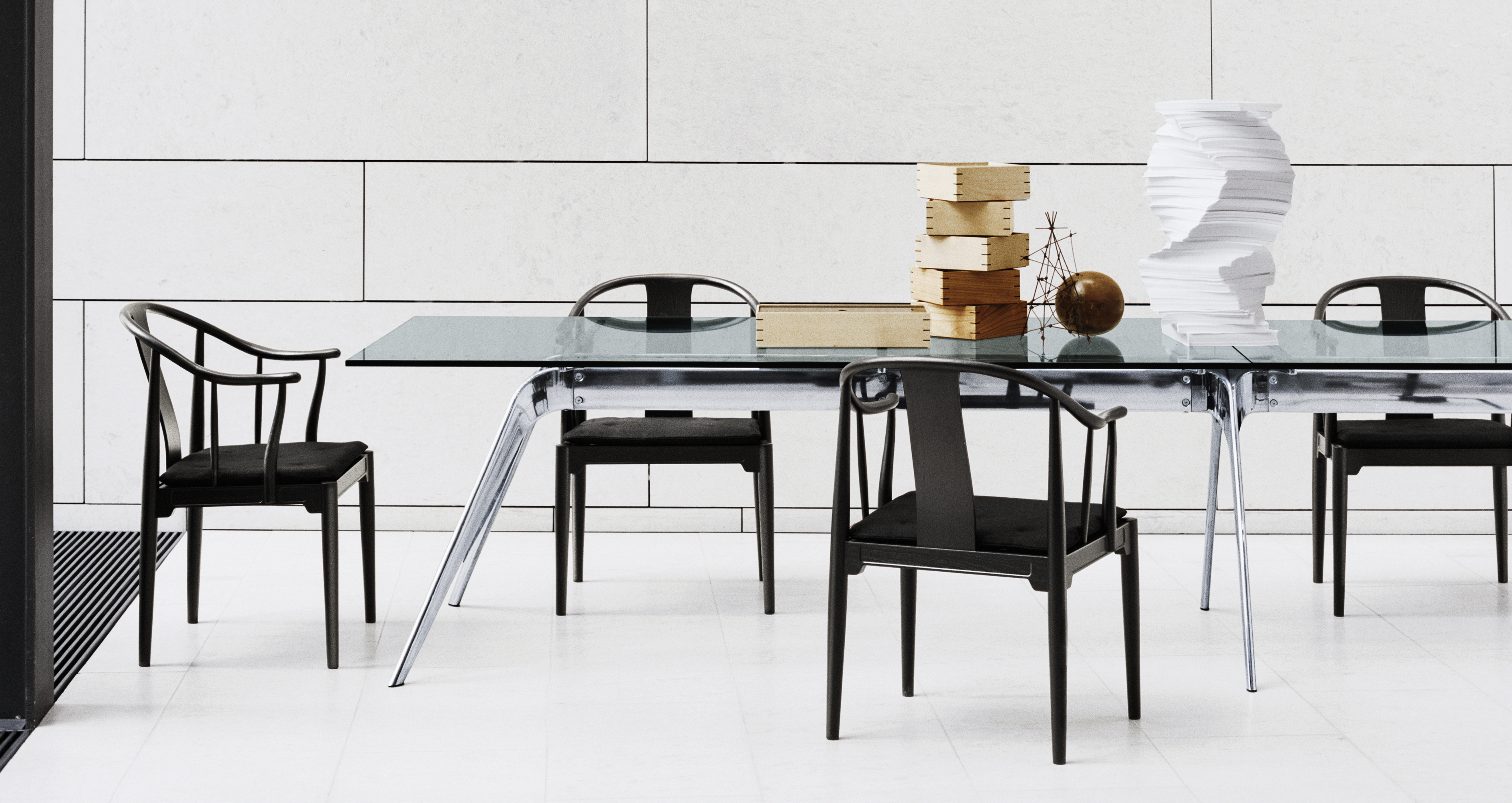 China Chair Stuhl von Fritz Hansen am Esstisch mit Glasplatte, modernes Design.