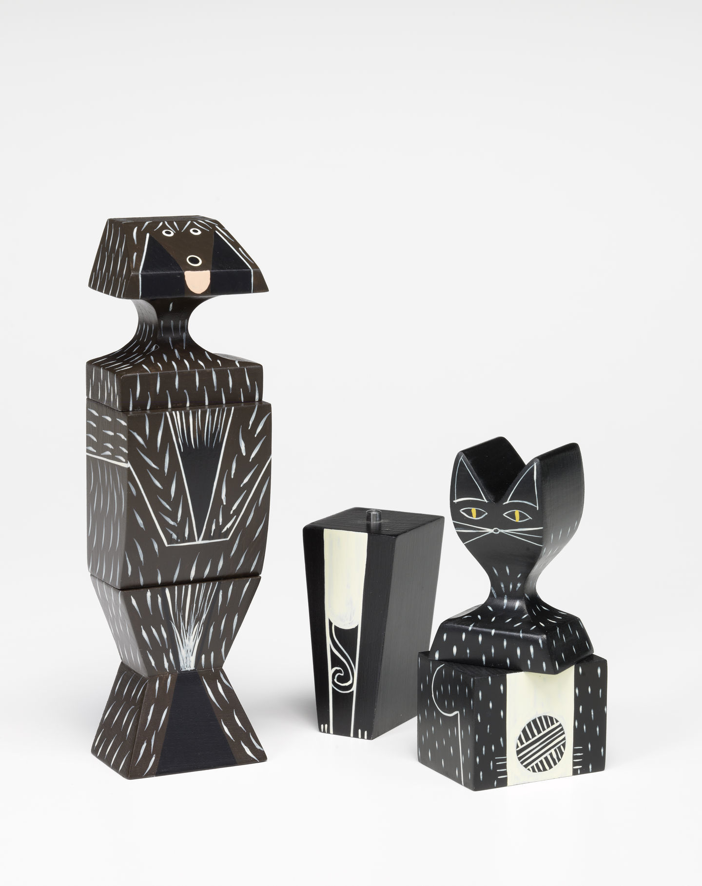 Drei Vitra Wooden Dolls: abstrakte Holzfiguren, Katze, Hund und eine weitere Tierfigur, dekorative Sammlerstücke.
